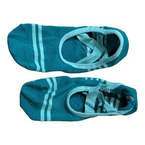NWOT Giam ballerina yoga socks with grip on bottom blue